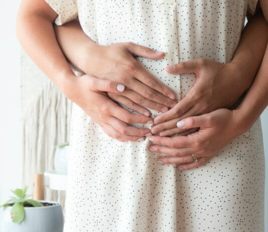 관악구에서 육아가 ‘어렵지 않은 이유’ person touching person's belly