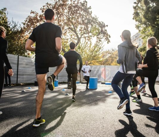 설맞이 팝업 서울체력장 시청에 열린다…참여자에 포인트 3배 특별 지급 man in black t-shirt and black shorts running on road during daytime